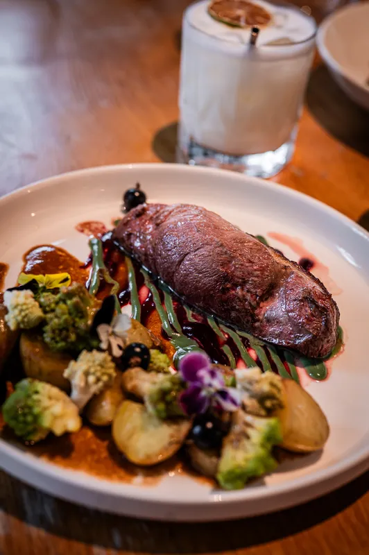 Le plat signature : canard rôti, romanesco et pommes de terre confites